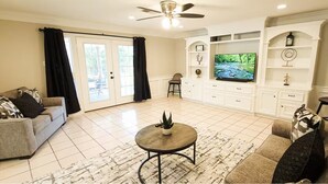 TV - Spacious home, between Hobby & Downtown Sleeps 10 (Houston)