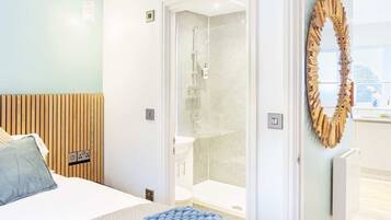3 bedrooms, desk, WiFi, bed sheets