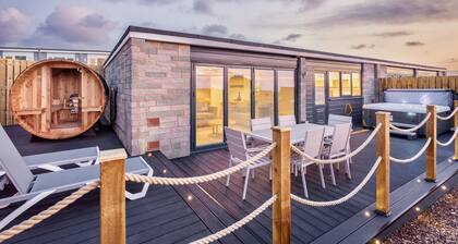 Seaview Three Bedroom Residence with Hot Tub and Sauna