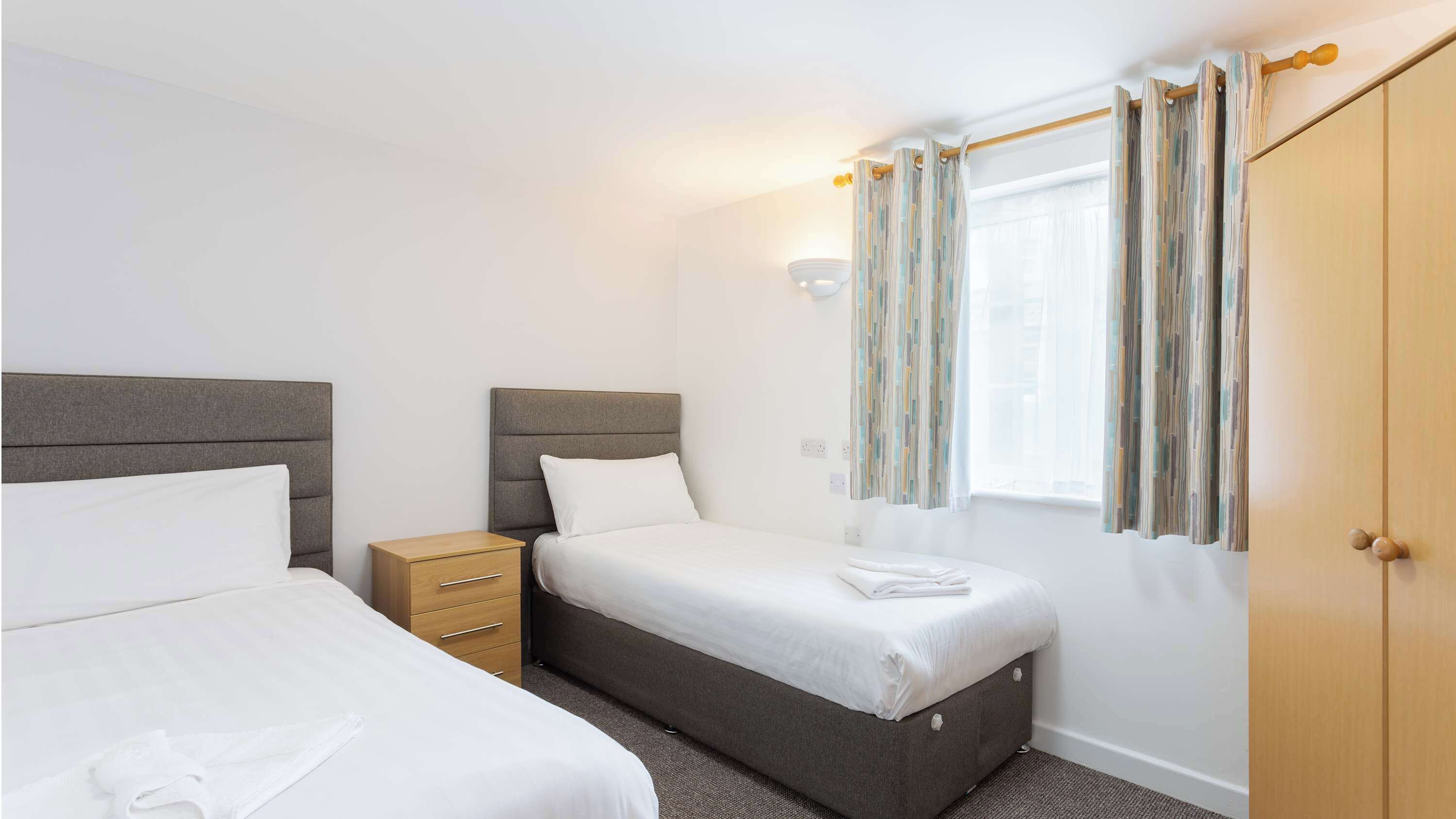 2 bedrooms, desk, bed sheets