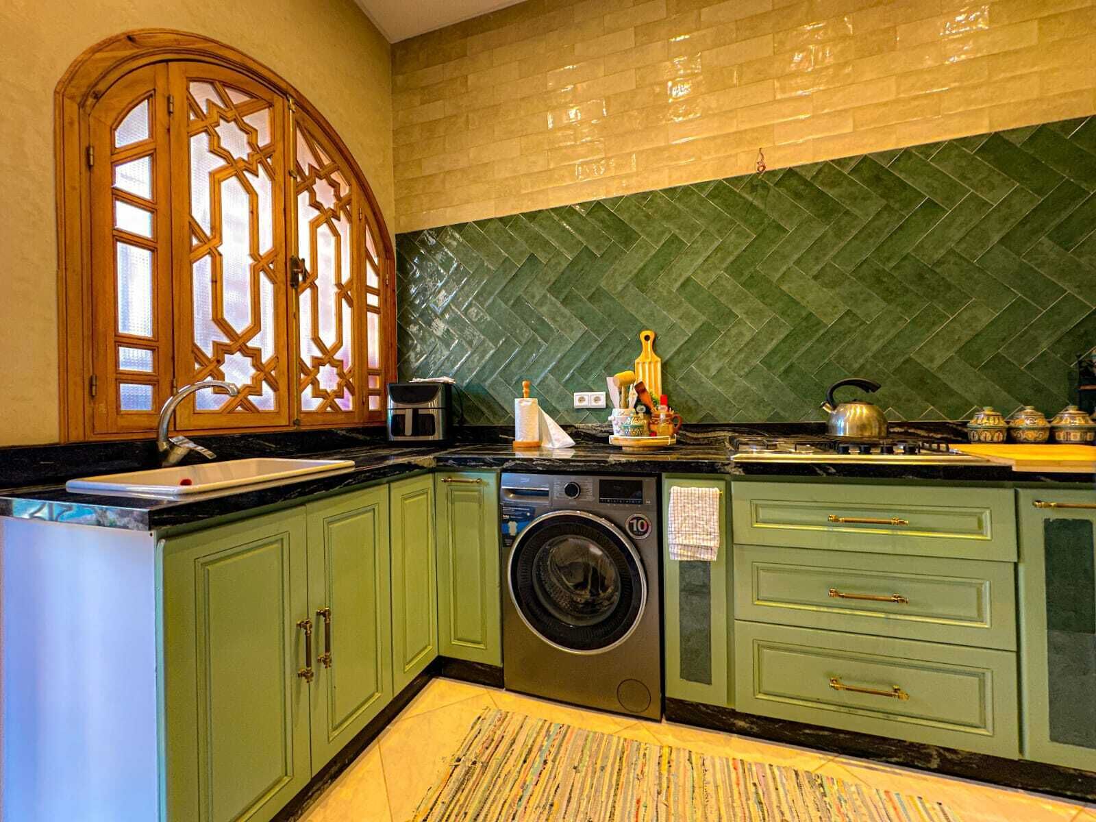 Frigorífico, horno, placa de cocina y hervidor eléctrico