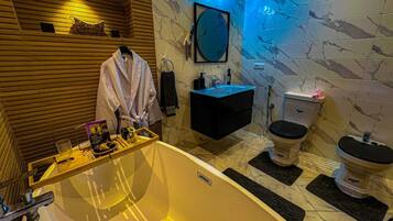 Een bidet, handdoeken, zeep, toiletpapier