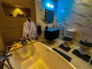 Bidet, serviettes fournies, savon, papier toilette