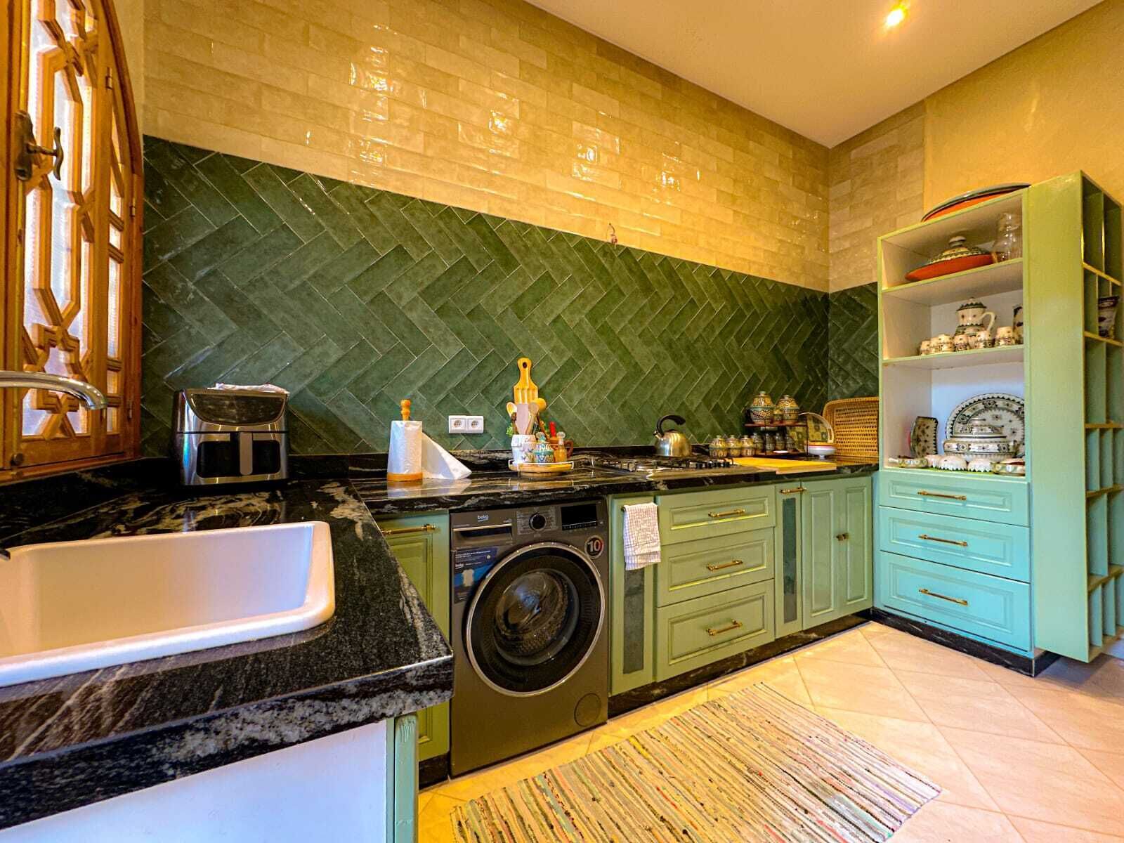 Refrigerador, horno, parrilla de estufa y tetera eléctrica 