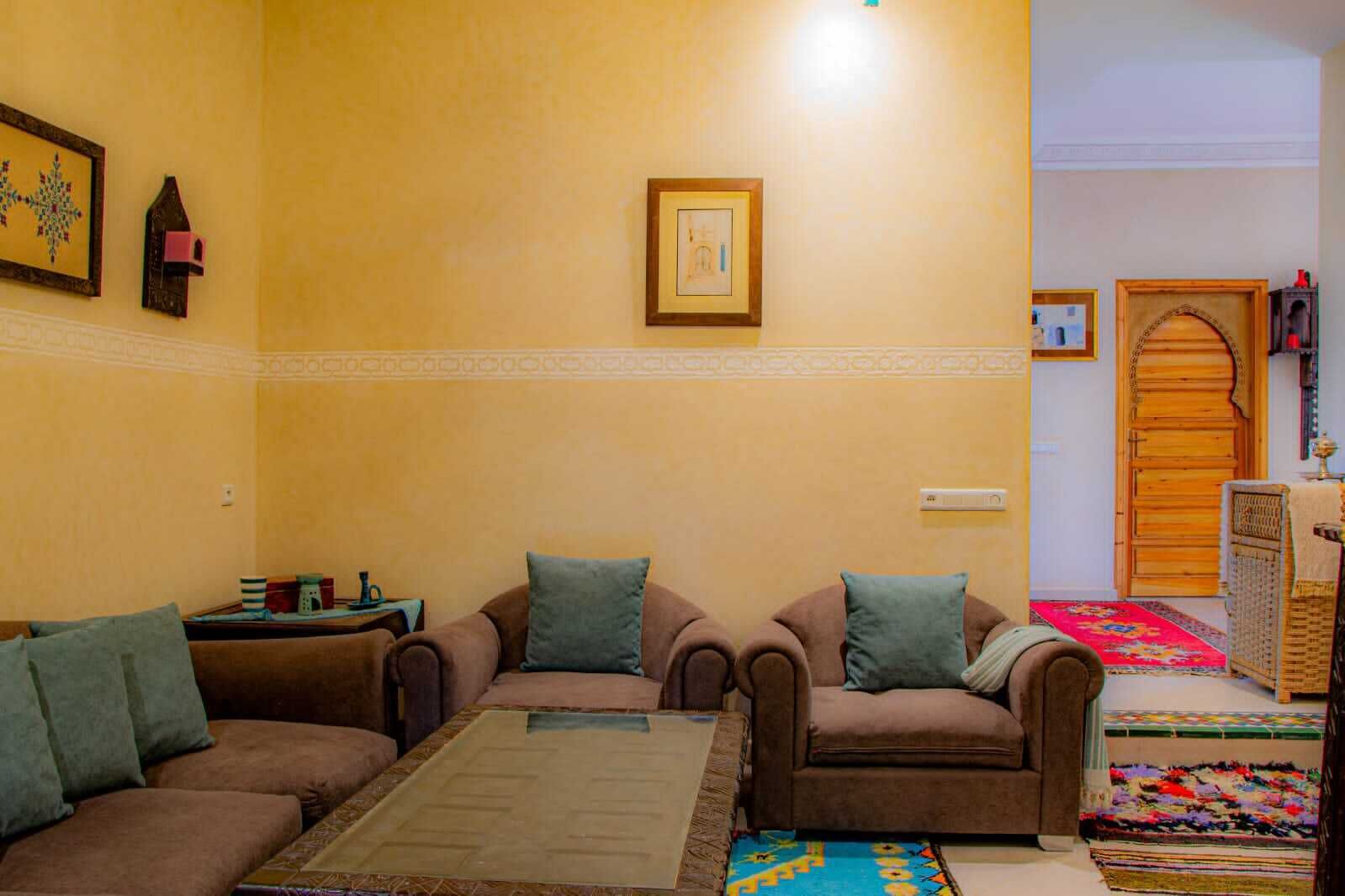 TV connectée, cheminée, livres