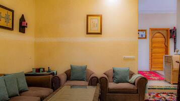 TV connectée, cheminée, livres