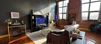 Downtown: River Views & Vintage Vibes