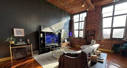 Downtown: River Views & Vintage Vibes