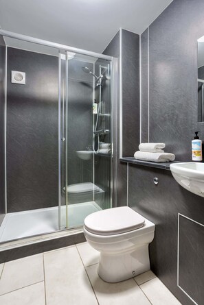 Douche, serviettes fournies