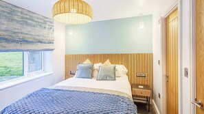 3 bedrooms, desk, WiFi, bed sheets