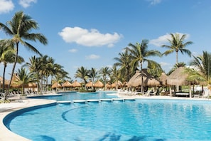 Courtyard - Enter Caribbean Grand Resort (Touros)