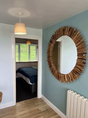 3 bedrooms, desk, WiFi, bed sheets