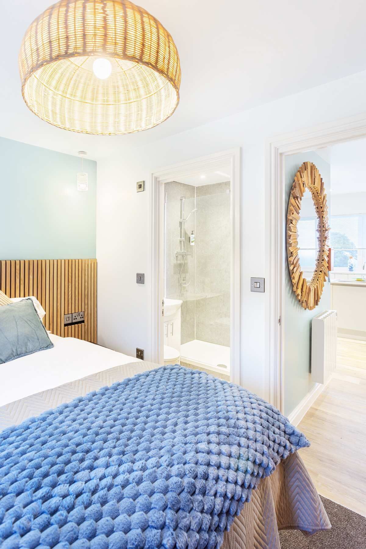3 bedrooms, desk, WiFi, bed sheets