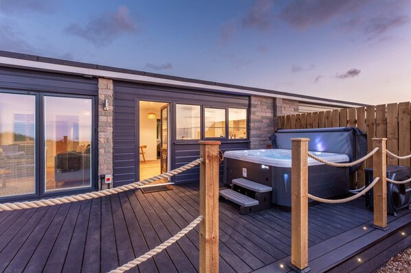 Terrace/patio - Seaview Three Bedroom Residence with Hot Tub (Ilfracombe)