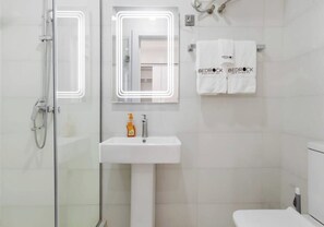 Douche, serviettes fournies, papier toilette