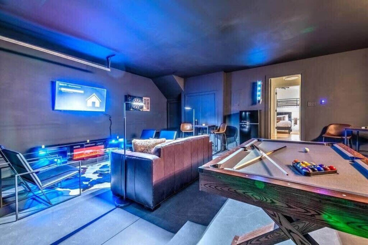 Premium Home Rooftop Pool Table 13 Beds