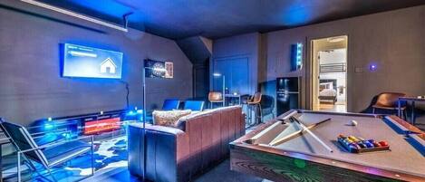 Télévision, cheminée, espaces bureaux