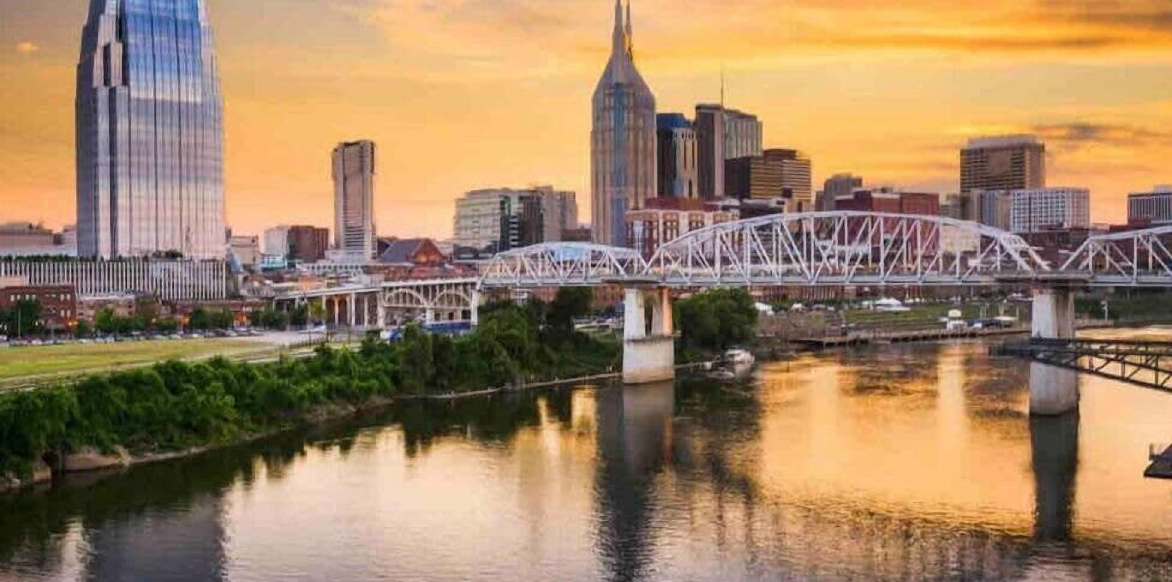 Un horizonte urbano con edificios modernos, un río y un puente.