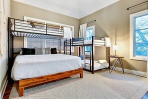 4 habitaciones, tabla de planchar con plancha, wifi y ropa de cama 