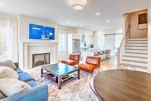 テレビ、暖炉、書斎 / ワークスペース