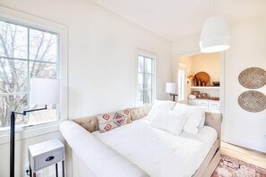 4 bedrooms, iron/ironing board, WiFi, bed sheets