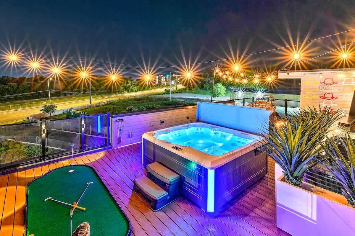 Huge 4BR w/Game Room, Pool & Rooftop Spa -13 Beds!