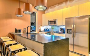 Réfrigérateur, micro-ondes, four, plaque de cuisson