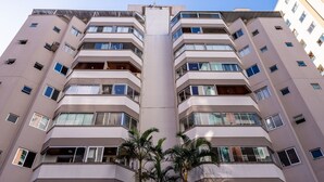 A multi-story building with balconies and windows. - Apt 4min From sea in BC Close to Everything Rta042 (Balneário Camboriú)
