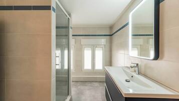 Een douche, een haardroger, handdoeken