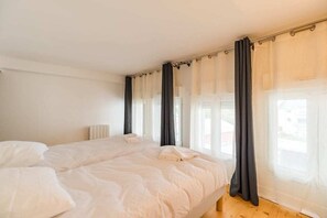 3 bedrooms, iron/ironing board, WiFi, bed sheets