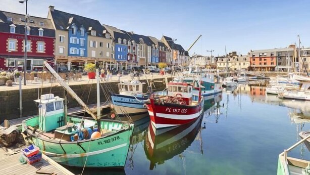A harbor with boats docked, buildings along the waterfront, and a clear sky. - Le Duplex du Port: Parking, Paimpol Center (Paimpol)