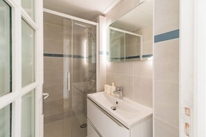 Douche, sèche-cheveux, serviettes fournies