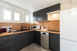 Fridge, microwave, dishwasher, coffee/tea maker