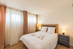 4 quartos, acesso à internet, roupa de cama