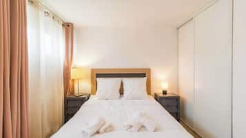3 habitaciones, tabla de planchar con plancha, wifi y ropa de cama