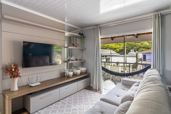 Basic Apartment | Living area