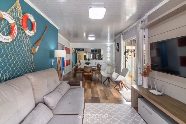 Basic Apartment | Living area