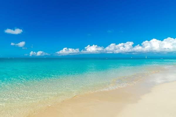 Plage à proximité, sable blanc, chaises longues, parasols