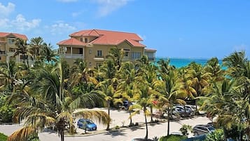 2 Bedroom Ocean View Penthouse | Strand-/Meerblick