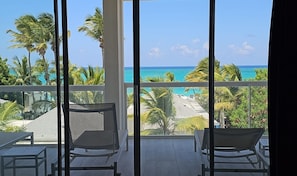 2 Bedroom Ocean View Penthouse | Cofres nos quartos, escrivaninha, espaço de trabalho para notebook