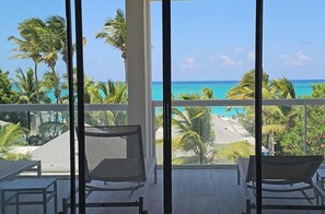 2 Bedroom Ocean View Penthouse | Safe på rommet, skrivebord og skrivebord for bærbar PC