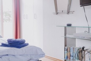 4 chambres, bureau, fer et planche à repasser, lit de bébé portatif