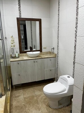 Douche, serviettes fournies, savon, papier toilette