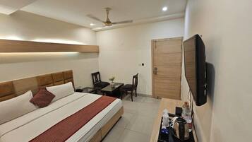 Executive Room | Desk, laptop workspace, free WiFi, bed sheets