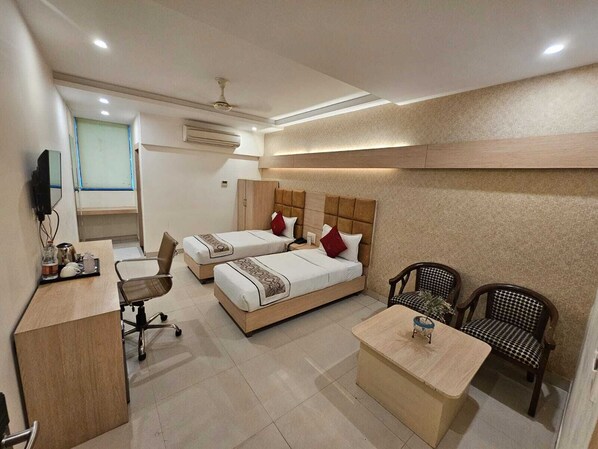 Bureau, espace de travail pour ordinateur portable, Wi-Fi gratuit