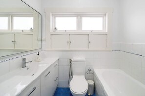 Douche, sĂšche-cheveux