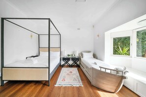 2 bedrooms, iron/ironing board, Internet, bed sheets