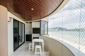 Outdoor dining - 3BR Beachfront apt w/ BBQ Rsl0502 (Itapema)