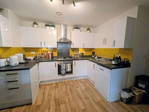 Cafetera o tetera, frigorífico, microondas y horno
