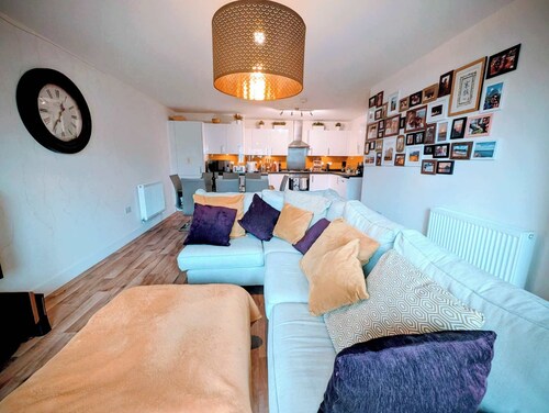 Modern 2BR Flat | Parking | Balcony | WiFi